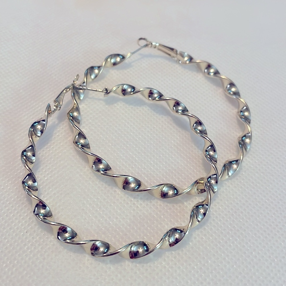 5 Pair Earring Set -Silvertone - Dangles & Hoops NWOT - Picture 3 of 6